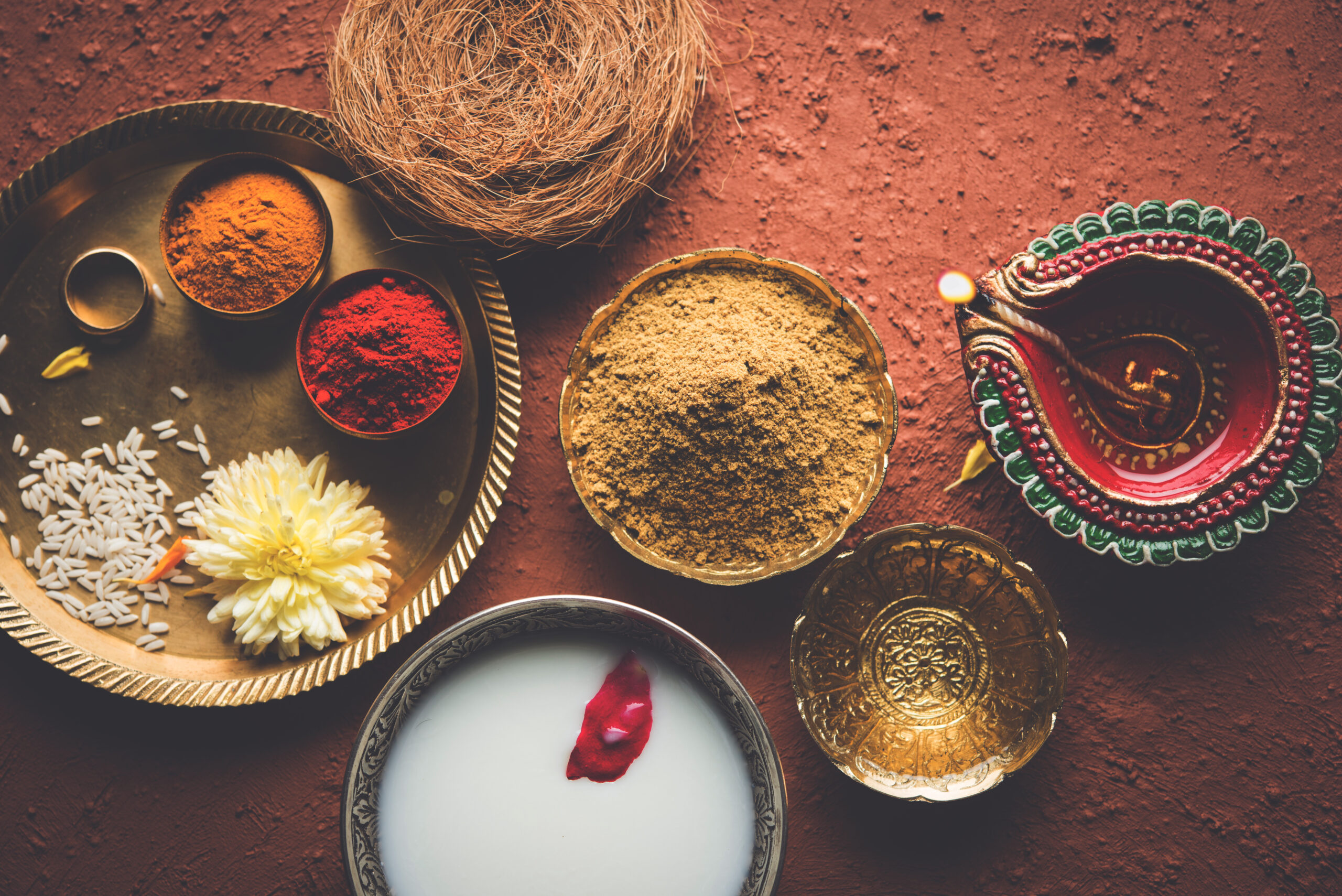 Épices, poudres et objets traditionnels indiens