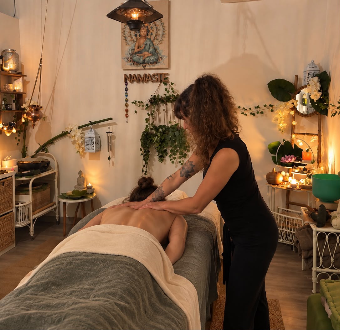 Aurélie Serre pratiquant un massage à L’Essence Bambou
