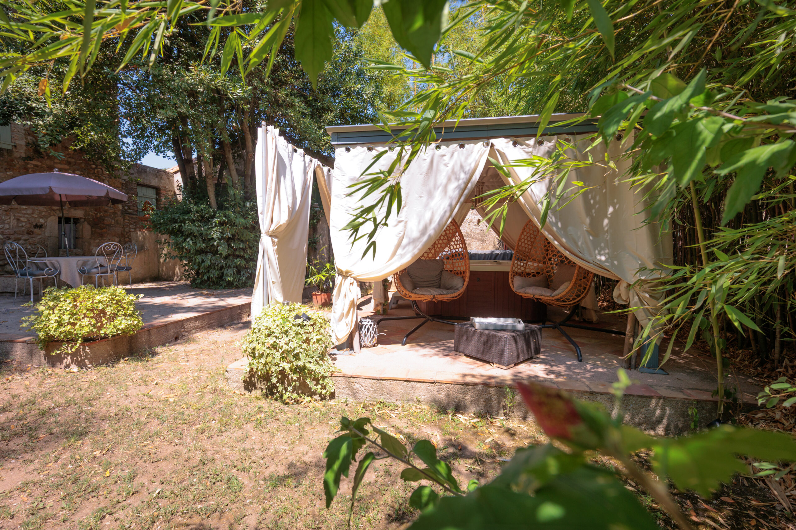 Jacuzzi privatif au cœur de la verdure